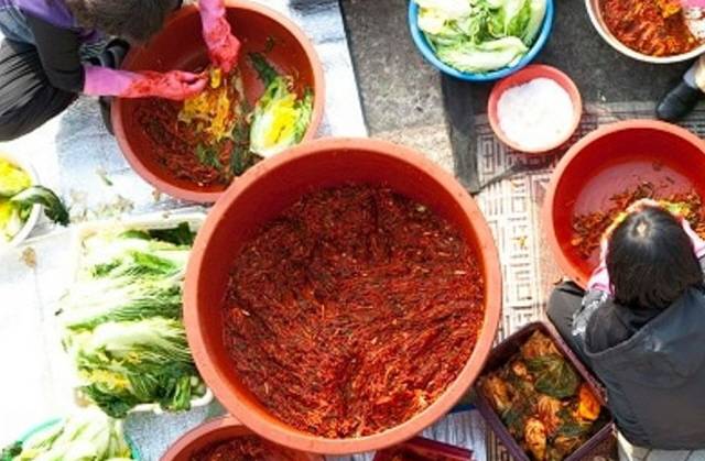 김치를 담을 땐 빨간색 고무 대야를 사용하면 안 된다./사진=조선일보 DB