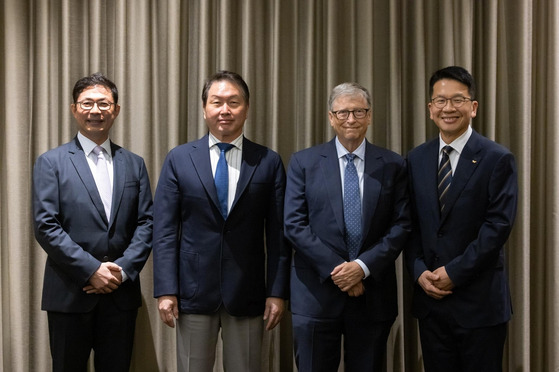 왼쪽부터 안재용 SK바이오사이언스 사장과 최태원 회장, 빌 게이츠, 최창원 부회장.