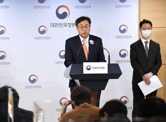 박윤규 과학기술정보통신부 2차관이 지난 18일 정부서울청사 브리핑실에서 5G 28㎓ 주파수 할당 조건 미이행 통신사들에 대한 조치 내용과 향후 계획을 발표하고 있다. 연합뉴스