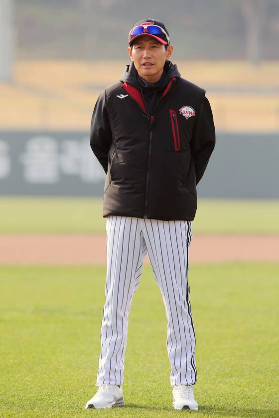 염경엽 LG 신임 감독이 9일 이천챔피언스파크에서 선수단 훈련을 지켜보고 있다. 사진=LG