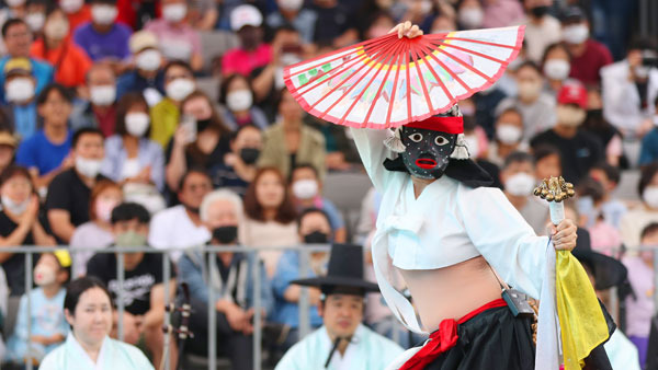 지난 10월 열린 안동국제탈춤페스티벌 모습 [자료사진 제공 : 연합뉴스]