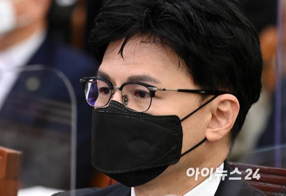 한동훈 법무부 장관이 2일 오전 서울 여의도 국회에서 열린 법제사법위원회 전체회의에 출석해 자리하고 있다. [사진=김성진 기자]