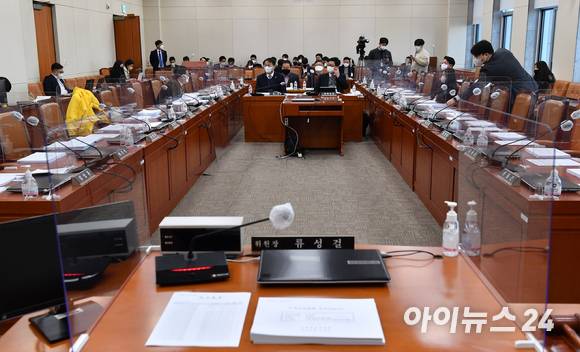 방기선 기획재정부 제1차관과 고광효 세제실장이 30일 오전 서울 여의도 국회에서 열릴 예정인 기획재정위원회 조세소위원회에 출석해 개의를 기다리고 있다. [사진=김성진 기자]