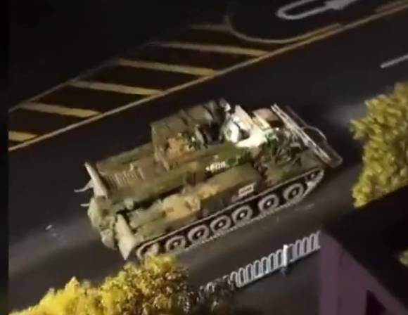 중국 전역에서 반(反)정부 시위인 '백지 시위'가 벌어지는 가운데 중국 도심을 지나는 장갑차가 다수 목격돼 중국 국민들이 불안에 떨고 있다. [사진=트위터 캡처]