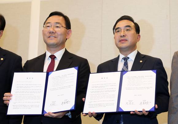 주호영(왼쪽) 국민의힘 원내대표와 박홍근 더불어민주당 원내대표가 지난 23일 오후 서울 여의도 국회에서 열린 기자회견에서 이태원 참사 진상규명을 위한 국정조사를 실시 합의문에 서명한 뒤 기념촬영을 하고 있다. [사진=뉴시스]