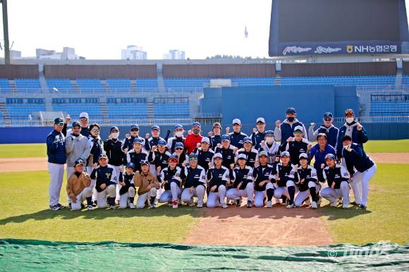 여자야구단 창미야 선수들과 NC 다이노스 코칭스태프가 함께 기념촬영하고 있다. [사진=NC 다이노스]