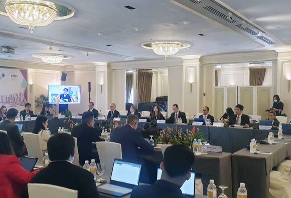 고학수 개인정보보호위원회 위원장(오른쪽에서 세 번째)이 지난 29일 싱가포르에서 개최된 APPA 포럼에 참석해 주요국 개인정보 감독기관장들과 개인정보 정책 협력에 대해 논의하고 있다. [사진=개인정보위]