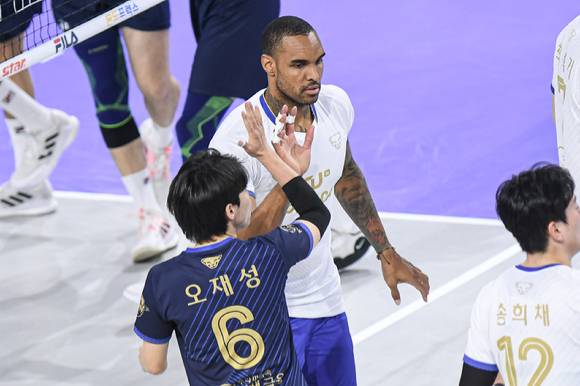 우리카드 아가메즈가 30일 열린 대한항공과 홈 경기 도중 공격 성공후 리베로 오재성(왼쪽)과 함께 환호하고 있다. [사진=한국배구연맹(KOVO)]