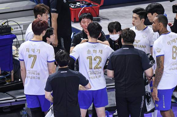 신영철 우리카드 감독이 30일 열린 대한항공과 원정 경기 타임아웃 도중 선수들과 이야기를 나누고 있다. [사진=한국배구연맹(KOVO)]