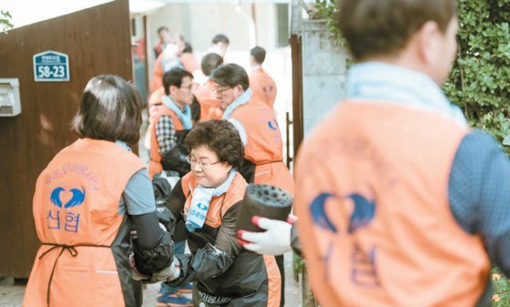 신협 임직원과 조합원으로 구성된 ‘두 손 모아 봉사단’이 에너지 취약 가구에 연탄을 전달하고 있다. 신협 임직원들이 한파로 어려움을 겪는 이웃을 확인해 난방용품·생필품 등을 지원하는 ‘온 세상 나눔 캠페인’의 일환이다. [사진 신협중앙회]