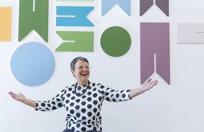 아폴로니아 슈시테르쉬치는 벽을 유치원의 놀이 공간처럼 꾸몄다고 했다. 그러면서 그는 “여기 와서 노세요”라며 두손을 펼쳐 보였다.