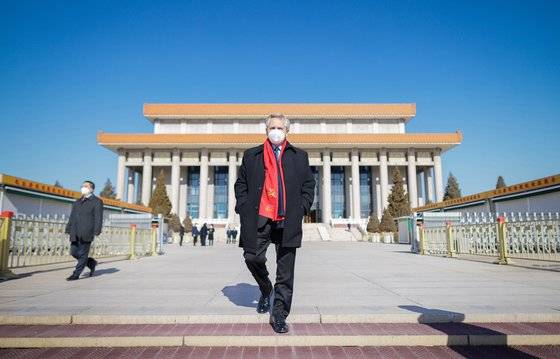 지난 5일 알베르토 페르난데스 아르헨티나 대통령이 중국 베이징 천안문 광장에 마오쩌둥 시신을 안치한 마오주석 기념당 참배를 마치고 나오고 있다. [사진=아르헨 대통령궁 트위터]