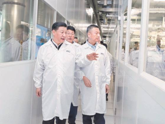 시진핑(왼쪽) 중국 국가주석이 지난 2018년 한 반도체 공장을 둘러보고 있다. 신화통신=연합뉴스