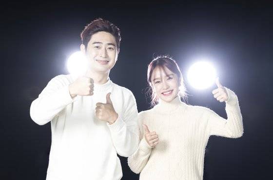 뮤지컬 실황 영화 '헤이지니&럭키강이 비밀의 문'(12월 1일 개봉)으로 스크린 진출한 키즈 콘텐트 크리에이터 '헤이지니' 강혜진(오른쪽)씨, '럭키강이' 강민석씨가 29일 중앙일보 스튜디오에서 포즈를 취했다. 권혁재 사진전문기자