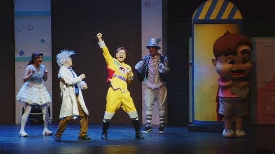 럭키강이의 변신 캐릭터인 '슈퍼히어로 강이'는 할리우드 블록버스터로 인기 끌어온 슈퍼 히어로 캐릭터를 접목했다. 사진 영화사그램