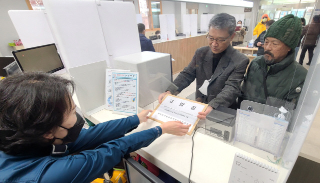 ▲ 설악산오색케이블카설치를 반대하는 환경단체 대표 등이 30일 환경영향평가법상 존재하지 않는 확약서를 작성해 사업자인 양양군에 특혜를 줬다며 확약서 작성 전·현직 환경부 공무원에 대한 고발장을 원주경찰서에 제출하고 있다. 연합뉴스