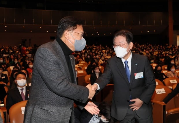 국민의힘 정진석 비상대책위원장과 더불어민주당 이재명 대표가 30일 오후 서울 강남구 코엑스 오디토리움에서 열린 제57회 전국여성대회에서 악수하고 있다.  사진=연합뉴스