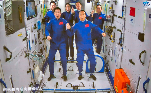 30일 선저우 15호를 타고 중국이 독자적으로 건설하는 우주정거장 톈궁에 도착한 우주인 3명이 선실에 진입해 기존에 정거장에 머무르고 있던 우주인들과 함께 사진을 찍고 있다. 중국유인항천공정판공실 홈페이지 캡처