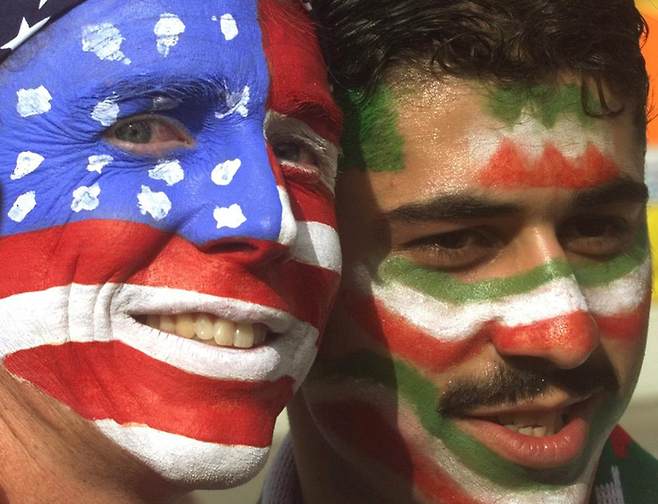 1998년 프랑스월드컵 당시 미국과 이란의 조별리그 경기 시작 전 자국 국기를 얼굴에 그린 양국 응원단이 나란히 서 있다. AP연합뉴스