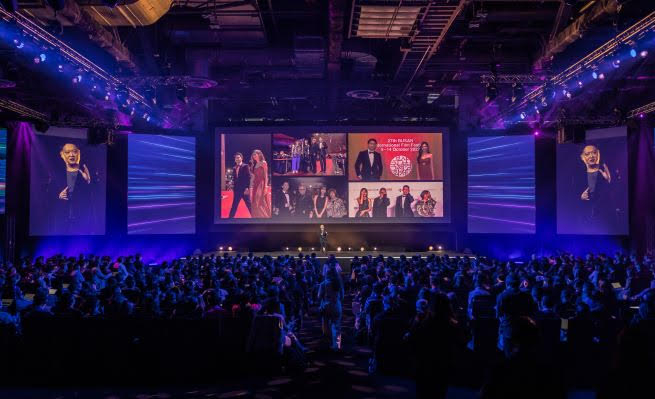 루카 강 월트디즈니 아태지역 총괄 CEO가 30일 싱가포르 마리나베이샌즈 호텔에서 ‘디즈니콘텐츠 쇼케이스 2022’를 열고 내년도 라인업 작품들을 공개하고 있다. 디즈니 제공