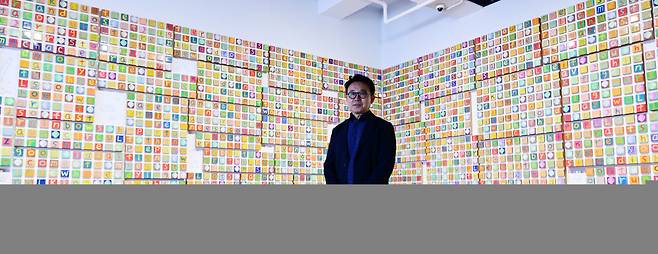 New York-based artist Kang Ik-joong poses in front of his “Things I Know” series at Gallery Hyundai in Seoul, Nov. 8. (Park Hae-mook/The Korea Herald)