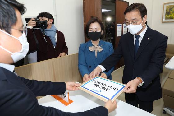 Democratic Party lawmakers Lee Soo-jin, center, and Wi Seong-gon, right, submit their party's no-confidence motion against Interior Minister Lee Sang-min at the National Assembly in Yeouido, western Seoul on Wednesday afternoon. [JOINT PRESS CORPS]
