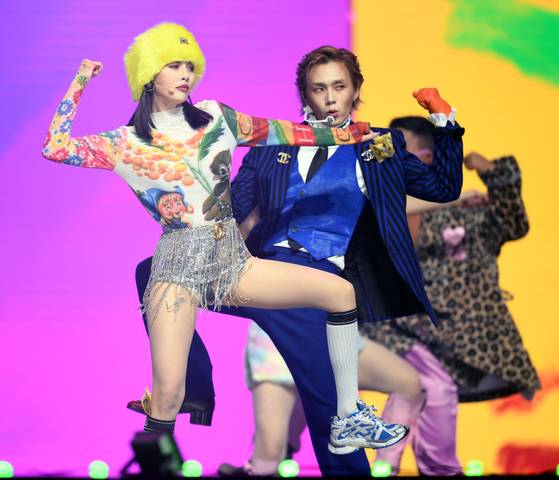 HyunA and Dawn perform their song "Ping Pong" at the 31st Seoul Music Awards held at the Gocheok Sky Dome in western Seoul on January 23, 2022. [THE JOONGANG ILBO]