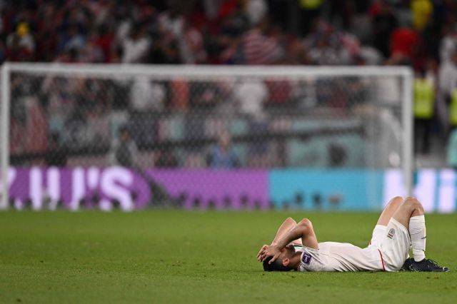 이란 축구대표팀 미드필더 알리 카리미가 30일(한국시간) 카타르 도하 앗수마마 스타디움에서 미국과 가진 2022 카타르월드컵 조별리그 B조 최종 3차전을 0대 1 패배로 끝낸 뒤 그라운드에 누워 상심하고 있다. AFP연합뉴스