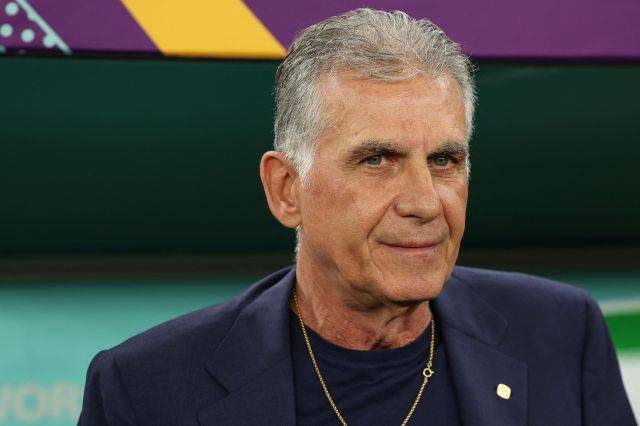 이란 축구대표팀의 카를로스 케이로스 감독이 미국과 2022 카타르월드컵 조별리그 B조 최종 3차전을 가진 30일(한국시간) 카타르 도하 앗수마마 스타디움 벤치에서 그라운드를 바라보고 있다. AFP연합뉴스