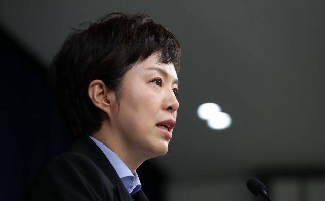 김은혜 대통령실 홍보수석이 9일 오후 서울 용산 대통령실 청사 브리핑룸에서 윤석열 대통령의 염수정 추기경, 정순택 대주교 면담 내용 등에 대해 브리핑하고 있다. 연합뉴스