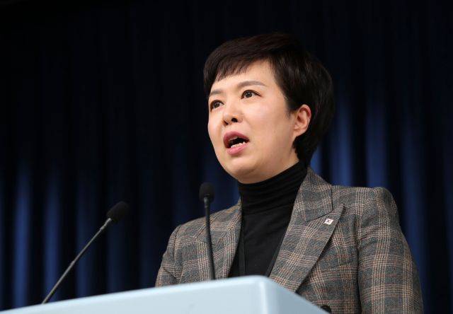 김은혜 대통령실 홍보수석이 30일 오후 서울 용산 대통령실 청사 브리핑룸에서 서울교통공사노조 파업 등과 관련해 브리핑을 하고 있다. [대통령실통신사진기자단]