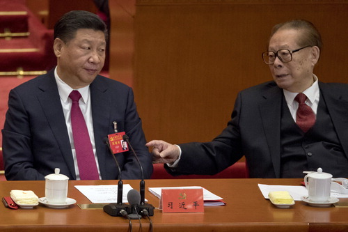 2017년 10월 24일 중국 베이징에서 열린 19차 당대회 폐회식에서 장쩌민 전 국가주석(오른쪽)이 시진핑 국가주석의 팔을 가볍게 두드리고 있다. 장 전 주석은 지난 10월 열린 공산당 제20차 당대회에는 불참했다. 【AP연합뉴스】