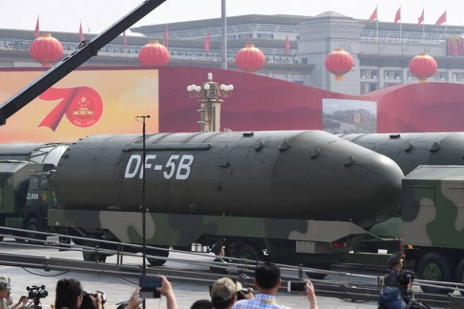 2019년 10월 1일 중화인민공화국 건국 70주년 기념 열병식에서 중국의 대륙가탄도미사일(ICBM) DF-5B가 탑재된 군용 차량이 퍼레이드에서 참여하고 있다. /ⓒAFP=뉴스1
