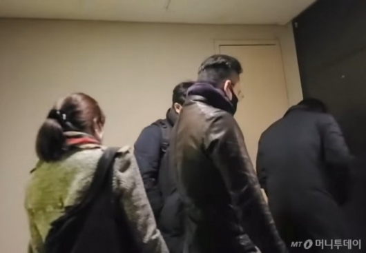 유튜브 매체 시민언론 더탐사 관계자들이 지난 27일 오후 1시쯤 서울 강남구 도곡동에 위치한 한동훈 법무부 장관의 자택 앞에서 택배상자를 살펴보고 있다. /사진=유튜브 매체 '시민언론 더탐사' 갈무리