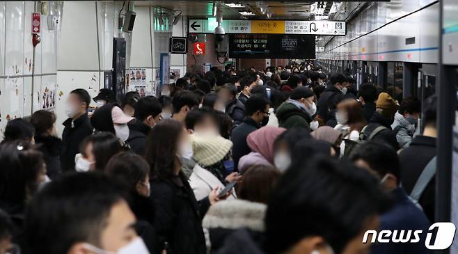 30일 오전 서울 6호선 삼각지역 승강장에서 시민들이 지하철을 이용하고 있다 /사진=뉴스1