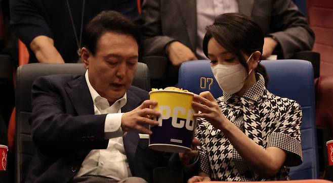 윤석열 대통령 내외가 지난 6월 12일 오후 서울 시내 한 영화관에서 영화 ‘브로커’를 관람하고 있다. [연합]