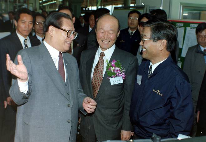 장쩌민 전 중국 국가주석이 30일 사망했다고 중국 관영통신 신화사가 보도했다. 신화통신은 30일 낮 12시 13분(현지시간) 장 전 주석이 백혈병 등으로 인해 상하이에서 치료를 받다 96세를 일기로 별세했다고 보도했다. 사진은 지난 1995년 11월 16일 장쩌민 중국 국가주석이 울산 현대자동차를 방문, 관계자와 대화하는 모습. [연합]