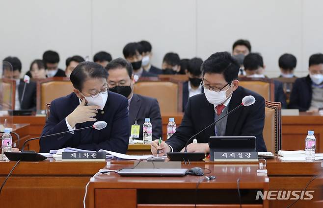 [서울=뉴시스] 전진환 기자 = 기획재정부 방기선 1차관과 고광효 세제실장이 29일 오전 서울 여의도 국회 기재위 회의실에서 열릴 예정인 기획재정위원회 조세소위원회에 출석해 자료를 보며 대화하고 있다.  2022.11.30. amin2@newsis.com