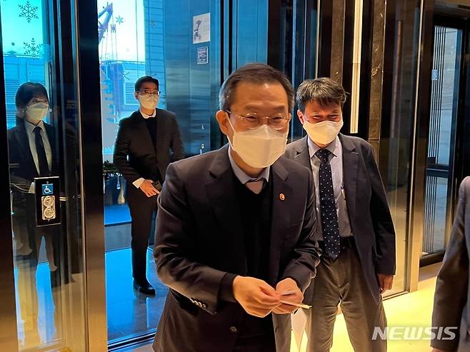 [서울=뉴시스] 이종호 과학기술정보통신부 장관이 30일 서울 콘래드 호텔에서 열린 '2022 케이블TV방송대상'에 참석했다. (사진=심지혜 기자) 2022.11.30