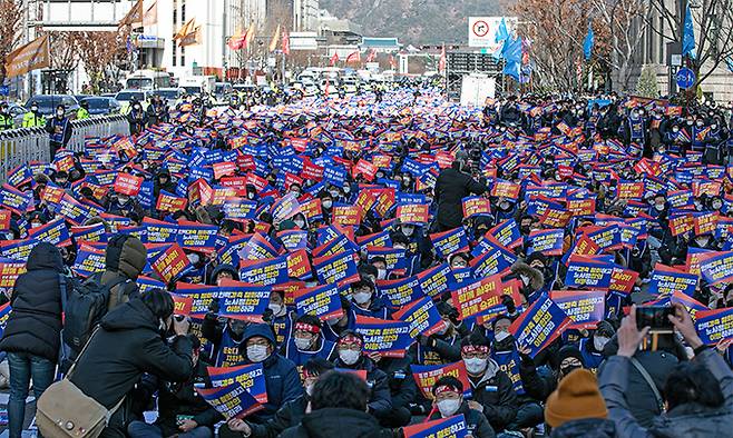 서울교통공사노동조합원들이 30일 서울 중구 서울광장에서 총파업 출정식을 갖고 인력감축 철회, 노사정 합의 이행 등을 촉구하고 있다. 뉴스1