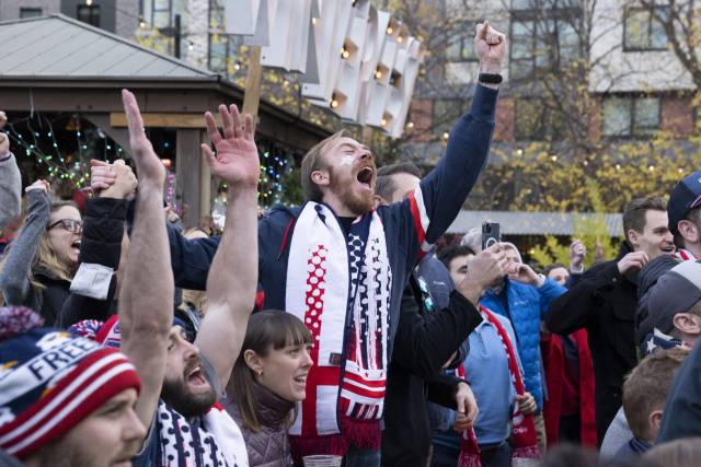 워싱턴에서 미국 축구 팬이 이란과의 경기에서 대표팀을 응원하고 있다. AP연합뉴스