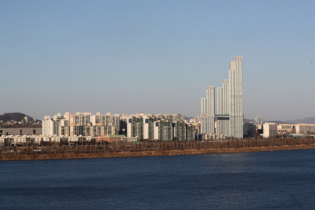 서울 동작구 흑석동에서 바라 본 용산구 동부이촌동 전경. 한강맨션이 왼쪽에 자리잡고 있다. 연합뉴스