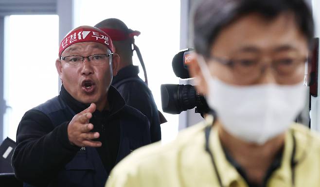 안전운임제 일몰제를 폐지 등을 요구하며 총파업 중인 전국민주노동조합총연맹 공공운수노조 화물연대본부(화물연대) 관계자들이 30일 오후 정부세종청사 국토교통부에서 열린 2차 교섭 결렬 후 자리를 떠나는 구헌상 물류정책관에게 항의하고 있다. ⓒ연합뉴스