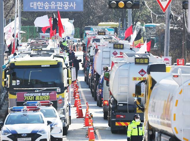 화물연대 총파업 일주일째인 11월30일 오후 경기도 성남시 분당구 대한송유관공사 서울지사 앞 도로에 파업에 참여하며 멈춰 선 유조차 옆으로 유조차가 오가고 있다. ⓒ 연합뉴스