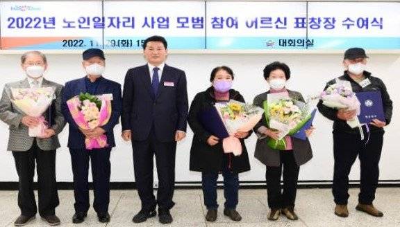 부산 해운대구가 지난 29일 구청 대회의실에서 노인 일자리 사업 수여식을 개최한 가운데 김성수 구청장(왼쪽 세 번째)과 관계자들이 기념 촬영을 하고 있다. 사진제공｜부산 해운대구