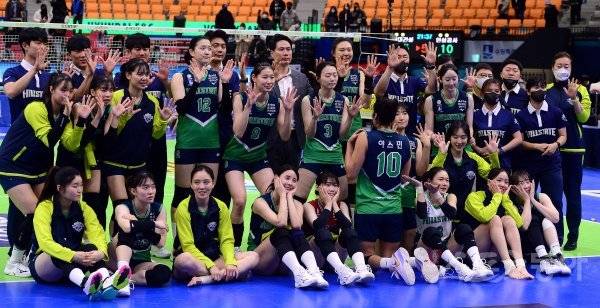30일 경기도 수원체육관에서 ‘2022-2023 도드람 V리그’ 수원 현대건설과 대전 KGC인삼공사의 여자부 경기가 열렸다. 현대건설이 KGC인삼공사를 상대로 세트스코어 3-2로 승리하며 개막 10연승을 달성한 뒤 선수들이 기념촬영을 하고 있다. 수원 | 김민성 기자 marineboy@donga.com