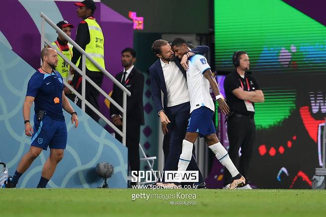 ▲ 가레스 사우스게이트 감독이 교체되어 나온 마커스 래시포드와 찐한 포옹을 나눴다.