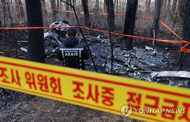 국토교통부, 헬기 추락 현장 조사 (양양=연합뉴스) 양지웅 기자 = 강원 양양군 현북면 어성전리 헬기 추락 사고 발생 이틀째인 28일 오전 국토교통부 항공·철도사고조사위원회 관계자들이 사고 현장을 조사하고 있다. 2022.11.28 yangdoo@yna.co.kr