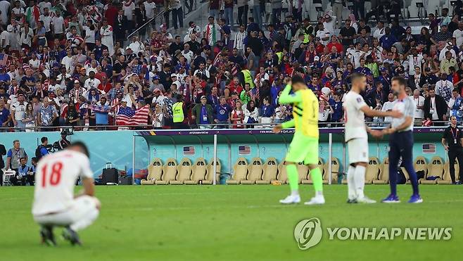 이란, 미국 벽에 막힌 16강 진출의 꿈 (도하=연합뉴스) 김도훈 기자 = 29일 오후(현지시간) 카타르 도하 앗수마마 스타디움에서 열린 2022 카타르 월드컵 B조 조별리그 3차전 이란과 미국의 경기가 미국의 승리로 끝나자 무릎 꿇으며 아쉬워하는 이란 알리 카리미 뒤로 팬들이 환호하고 있다. 2022.11.30 superdoo82@yna.co.kr