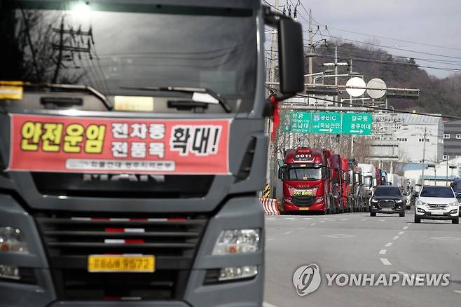 화물연대 파업 일주일째, 운행 멈춘 화물차 (광주=연합뉴스) 조남수 기자 = 화물연대 총파업 일주일째인 30일 오전 광주 광산구 금호타이어 광주공장 앞에 운행을 멈춘 화물차들이 주차돼 있다. 2022.11.30 iso64@yna.co.kr